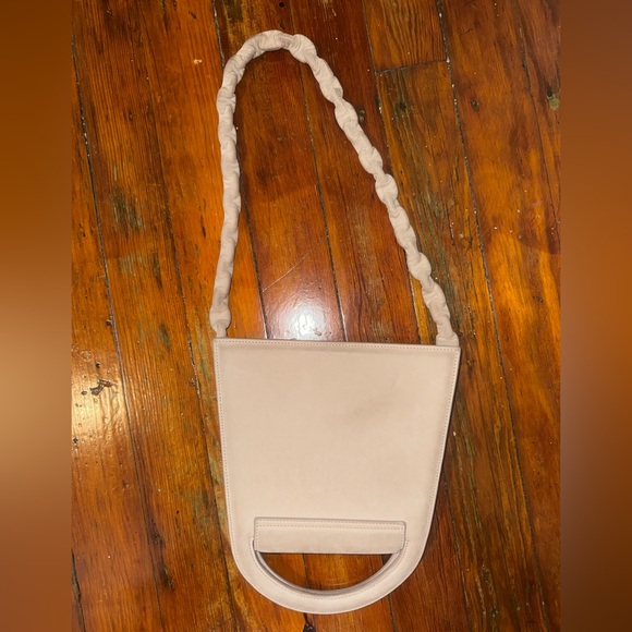 Jacquemus beige Le Papier 'Le Sac à L'Envers' bag. - Picture 4 of 8